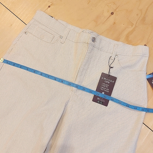 3 for $25- Gloria Vanderbilt Cream Capris, Size 14 - Picture 11 of 16